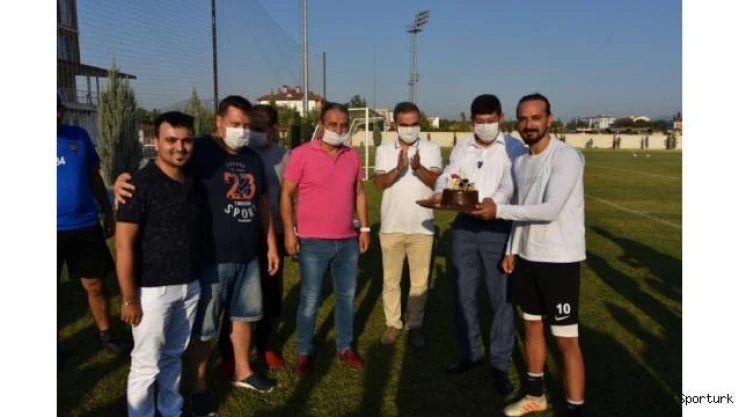 Nazilli Belediyespor'da kaptan Zafer'e doğum günü sürprizi
