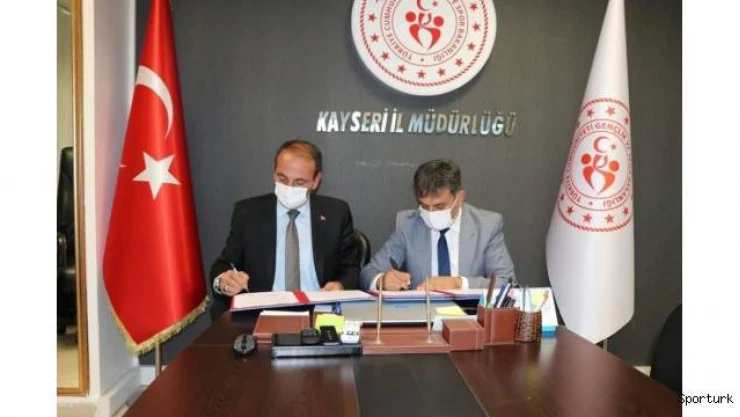 Tomarza'da futbol sahası ve spor salonu Gençlik ve Spor İl Müdürlüğü'ne devredildi