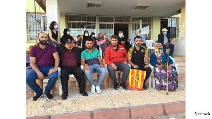 Yeni Malatyaspor tribününün renkli siması Maço Orhan'ı yalnız bırakmadılar