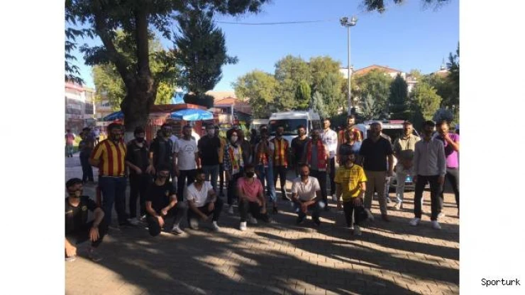 Yeni Malatyaspor'a destek olmak için maske dağıttılar