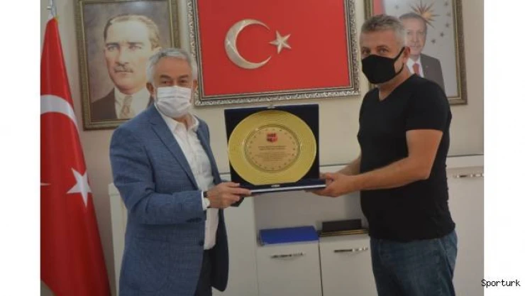 Emrespor'dan Belediye Başkanı Başdeğirmen'e teşekkür plaketi