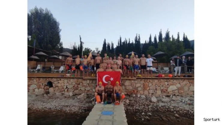 İznik Gölü'nü karşıdan karşıya yüzerek geçtiler