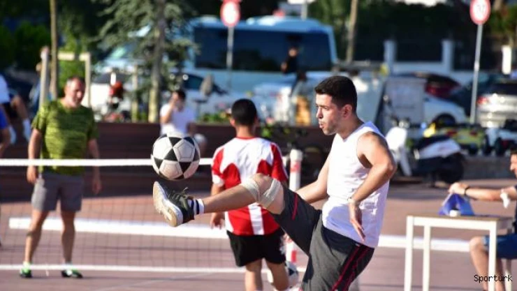 Tuzlalı sporseverler ayak tenisi turnuvasında bir araya geldi