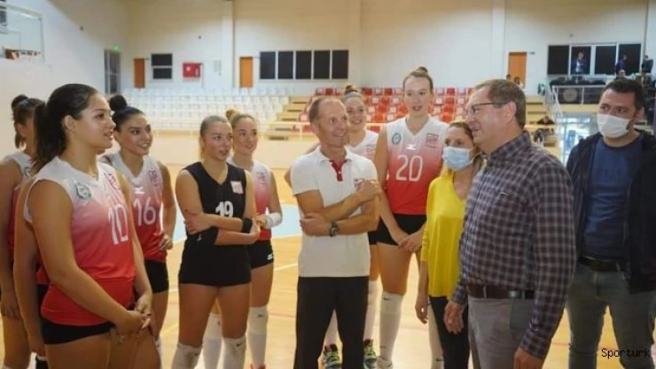 Ayvalıkgücü Belediyespor voleybolda doludizgin