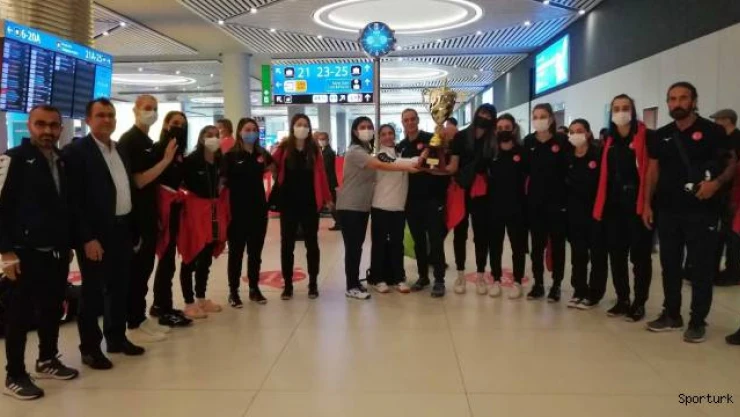 Dünya Şampiyonu işitme engelli milli voleybolcular yurda döndü