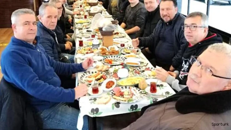 Alipaşa'dan destekçilere kahvaltı