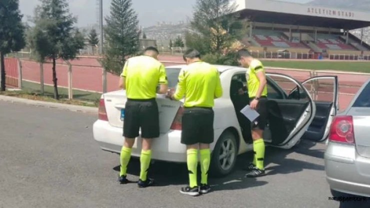 Hakemler arabada soyundu