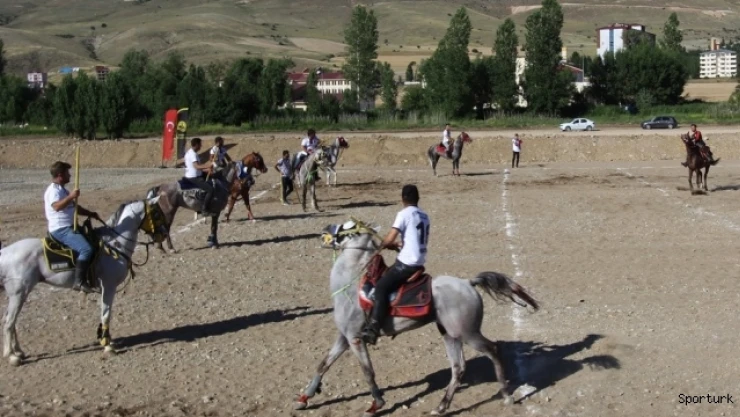 Cirit takımları bu kez Dede Korkut Şölenleri için at bindi