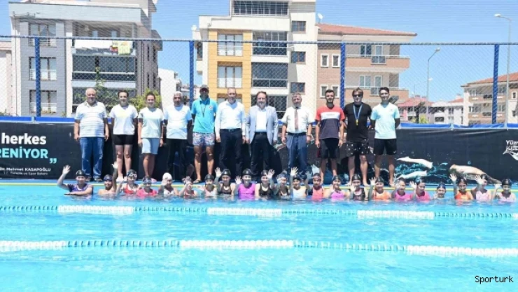 Çocuklar yüzmeyi Karesi Millet Bahçesi'nde öğreniyor