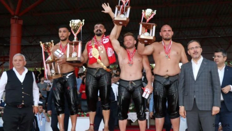 Futbolcuyken beni soyunma odasında unuttular