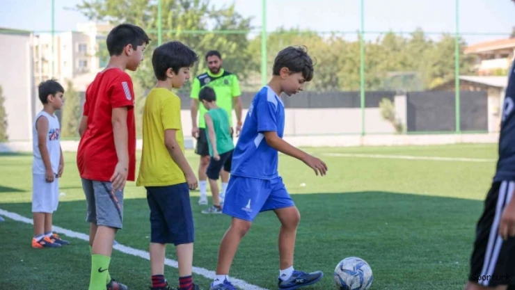 Futbolun genç yetenekleri Buca'da keşfediliyor