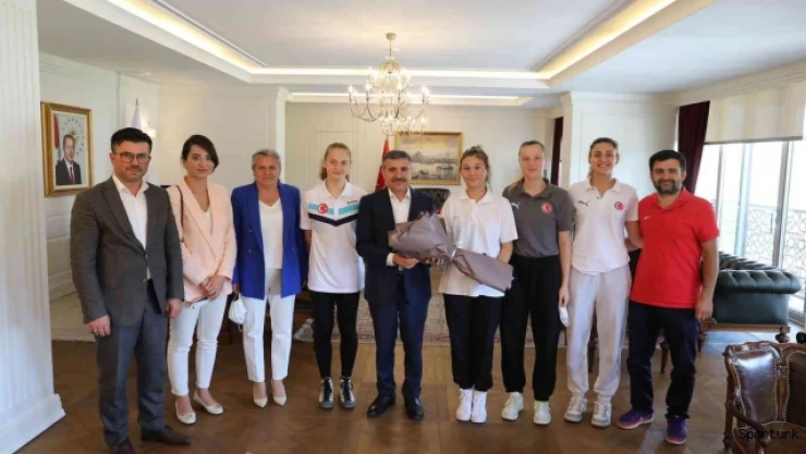 Milli sporculardan Vali Atay'a ziyaret