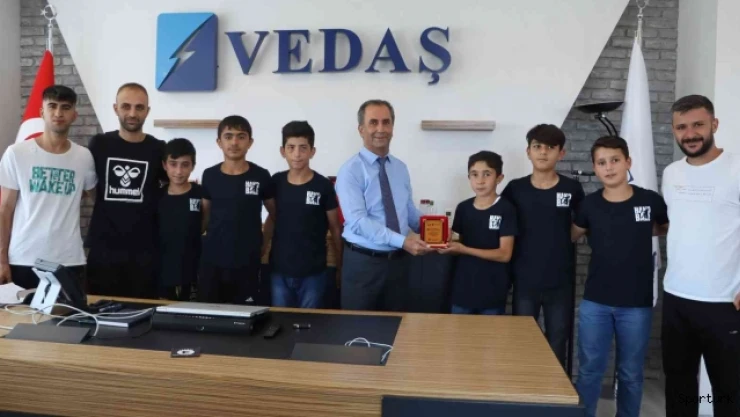 Minik sporculardan VEDAŞ'a teşekkür ziyareti