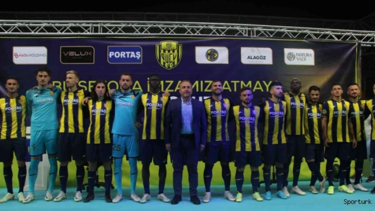 MKE Ankaragücü kadrosuna kattığı 14 isme imza töreni düzenledi