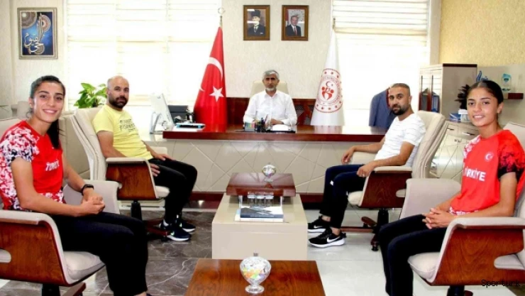 Şampiyon kızlardan Müdür Özsoy'a ziyaret
