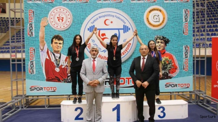 Türkiye Gençler ve 23 Yaş Altı Halter Şampiyonası devam ediyor
