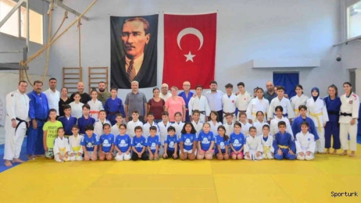 Yunusemre'den şampiyon judoculara tebrik