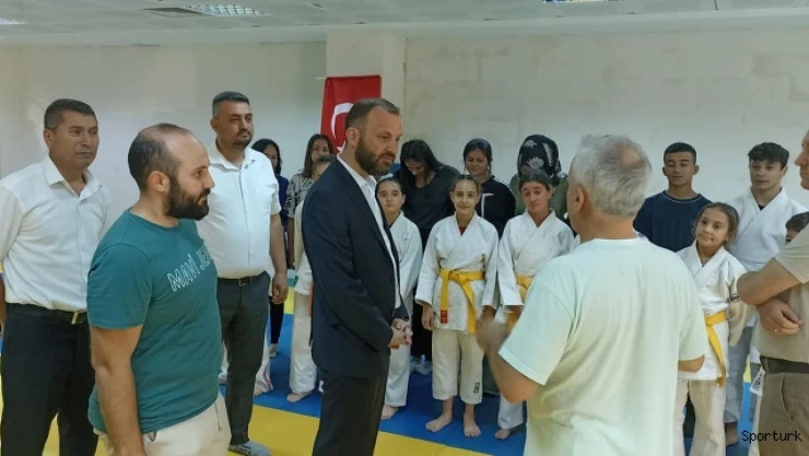 AK Parti Kütahya Merkez İlçe Başkanlığı'ndan Kapalı Spor Salonu'na ziyaret