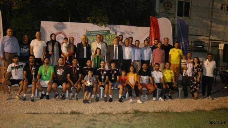 Ayak Tenisi Zafer Kupasında şampiyonlar ödüllerini aldı