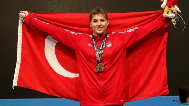 BARÜ öğrencisi Dilara Uçan, iki ayrı rekor kırarak altın madalya kazandı