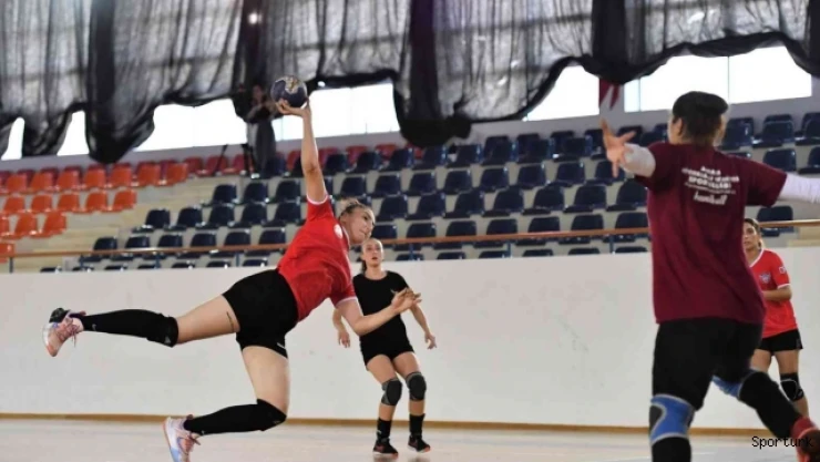 Bayan hentbolculardan iki günde iki hazırlık maçı