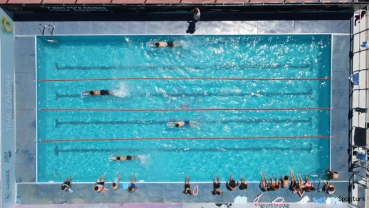 Bin 570 metre rakımdaki havuzda yüzmeyi öğreniyorlar