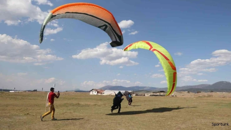 Çameli'nde paraşüt pilotları bir birleriyle yarıştı