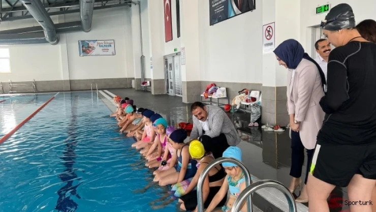 Çiçekdağı'nda yarı olimpik havuzun ilk yüzücüleri çocuklar oldu
