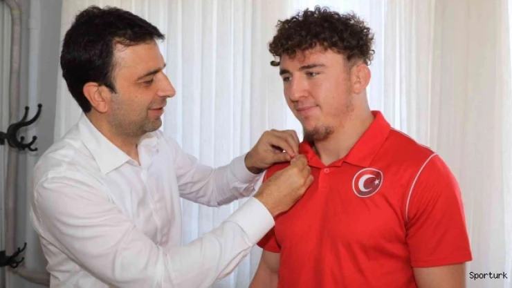 Dünya 3'üncüsü güreşçi altınla ödüllendirildi