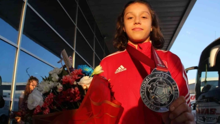 Dünya ikincisi Begümnaz yurda döndü