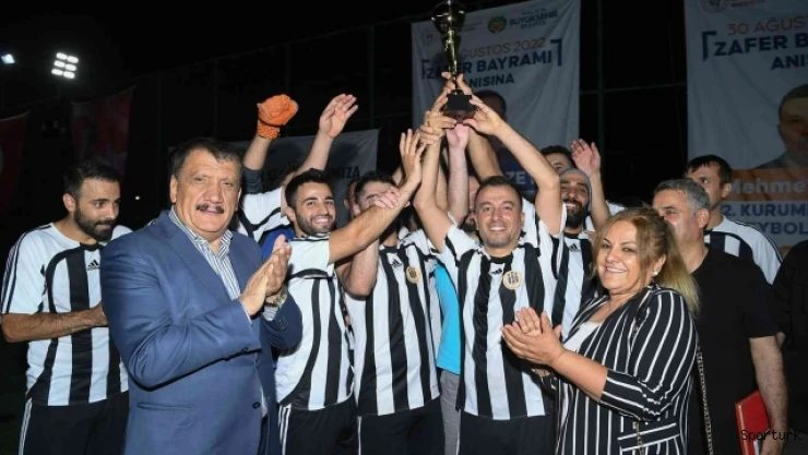 Futbol turnuvasında kupa İnönü Üniversitesi'nin