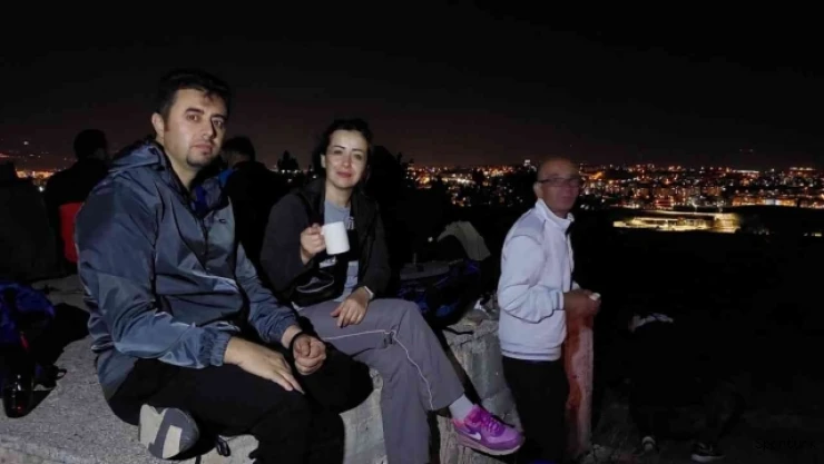 Gece yürüyüşçüleri Bademlik Tepesinde şehir manzarasını izledi