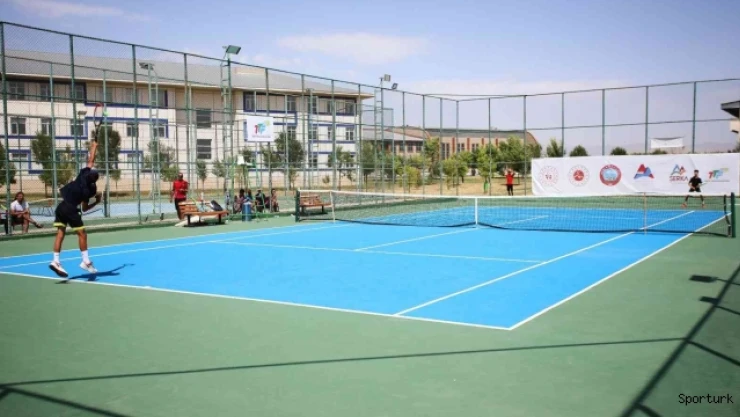 Geleceğin raketleri AİÇÜ kortlarında ter döktü