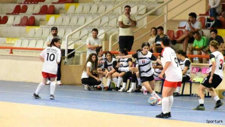 İşitme Engelliler Kadın Futsal Türkiye Şampiyonası Karabük'te başladı