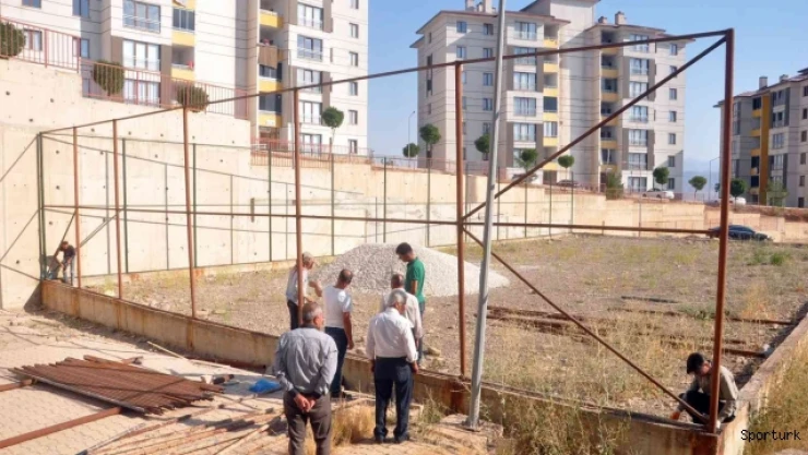 Kaymakam Cimşit, çocukların isteği üzerine halı saha yaptırdı