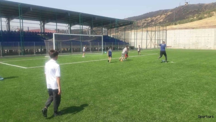 Kur'an kursu öğrencileri, halı sahada forma terletti