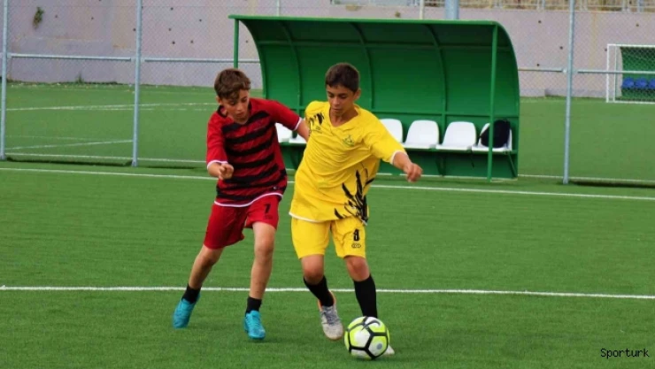 Kur'an kursu öğrencileri kozlarını yeşil sahada paylaştı