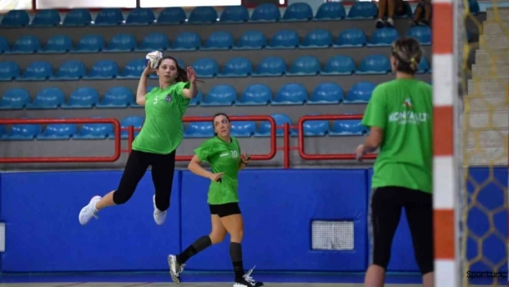 Mavi Kelebekler parkeye indi