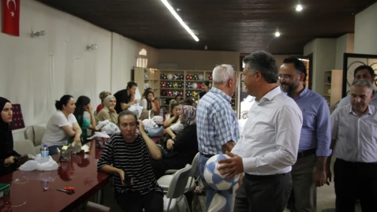 Millevekili Özkan: &quotEl ile futbol topu dikimi hem istihdam hem de Kula'nın tanıtımına katkı sağlıyor"