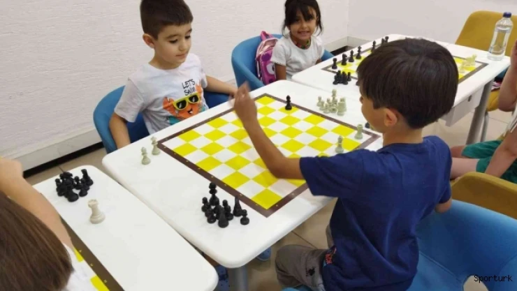 Miniklere verilen satranç derslerinde renkli görüntüler ortaya çıktı