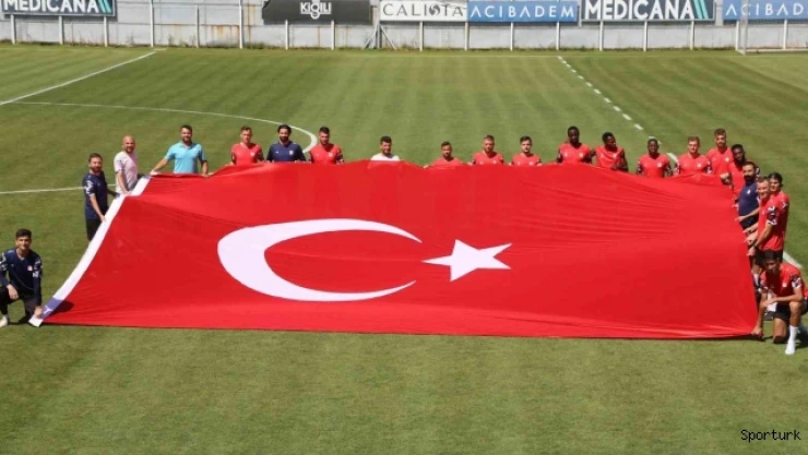 Sivasspor antrenmanda dev Türk bayrağı açtı