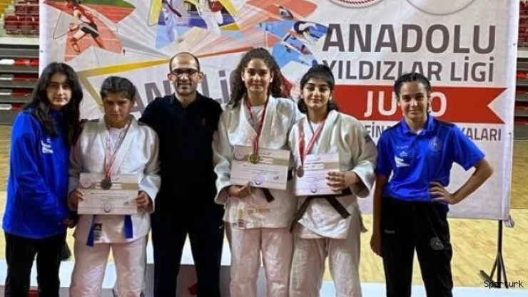 Vanlı judocular madalyalarla döndü