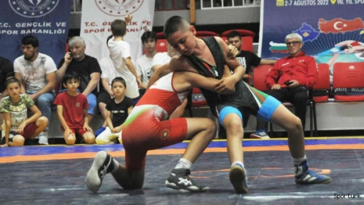 Yalova'da 7. Balkan Güreş Turnuvası başladı