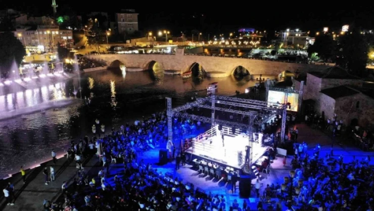 Yeşilırmak kenarında kick boks gecesine yoğun ilgi