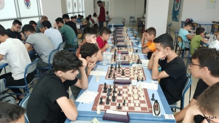 Zafer Bayramı madalyası için kafa yordular