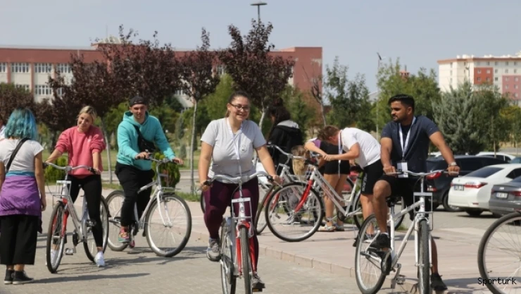9 ülkeden 40 konuk, sporda gönüllülük projesi için ASÜ'de