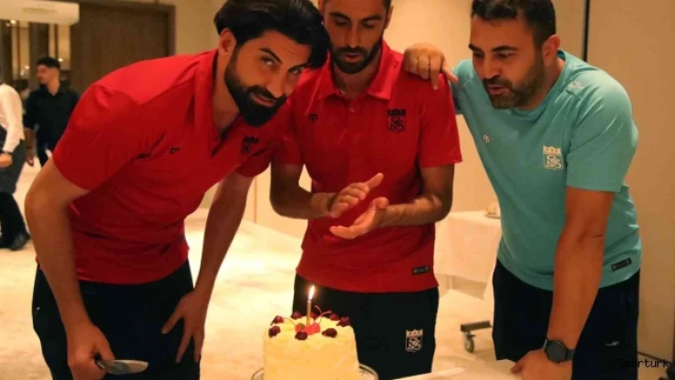 Sivasspor'da kaleci Muammer için sürpriz doğum günü kutlaması
