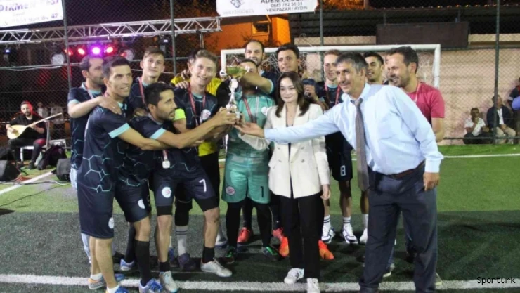 Yenipazar Karacaörenspor turnuvada şampiyon oldu