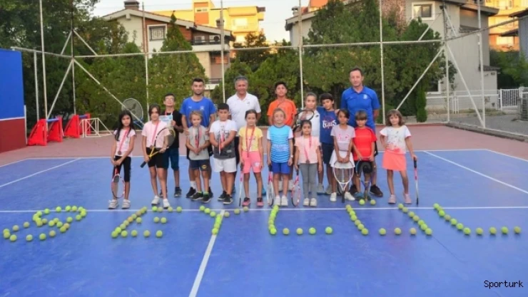 Yunusemre yaz tenis kursu rekor katılımla sona erdi