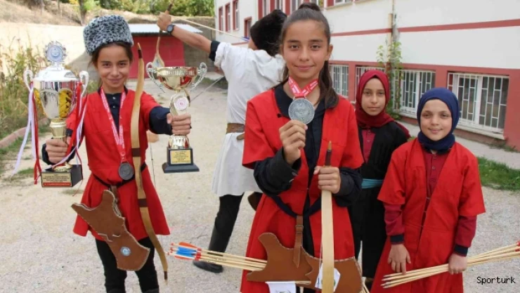 Amasyalı okçu kızlar emanet yaylarla şampiyonluğa ulaştı